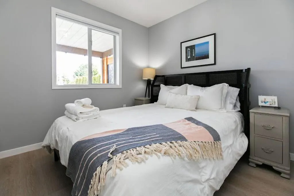 Lovely 2 Bedroom Suite Steps From The Beach Victoria Apartment