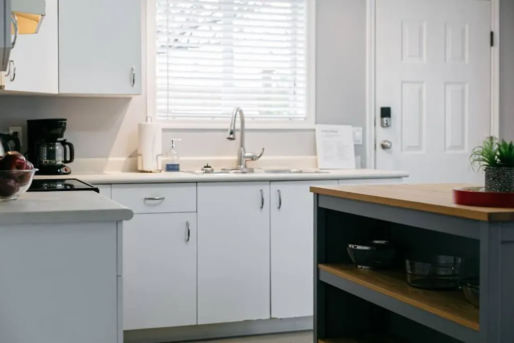 Apartament Lovely 2 Bedroom Suite Steps From The Beach Victoria Kanada