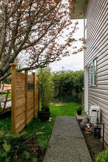 Lovely 2 Bedroom Suite Steps From The Beach Victoria 0*,  Kanada