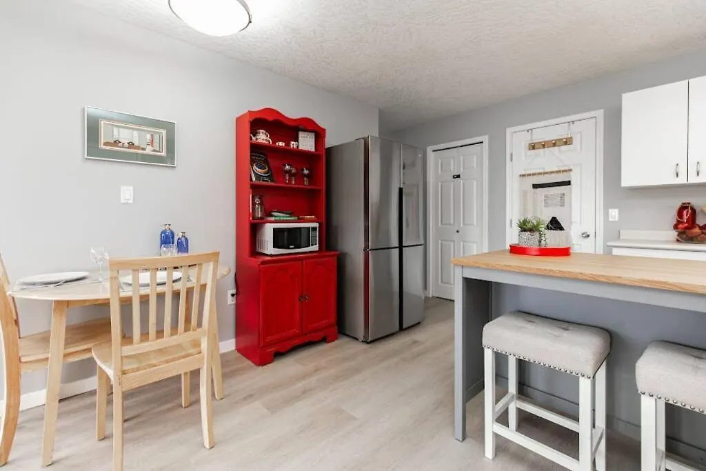 Lovely 2 Bedroom Suite Steps From The Beach Victoria