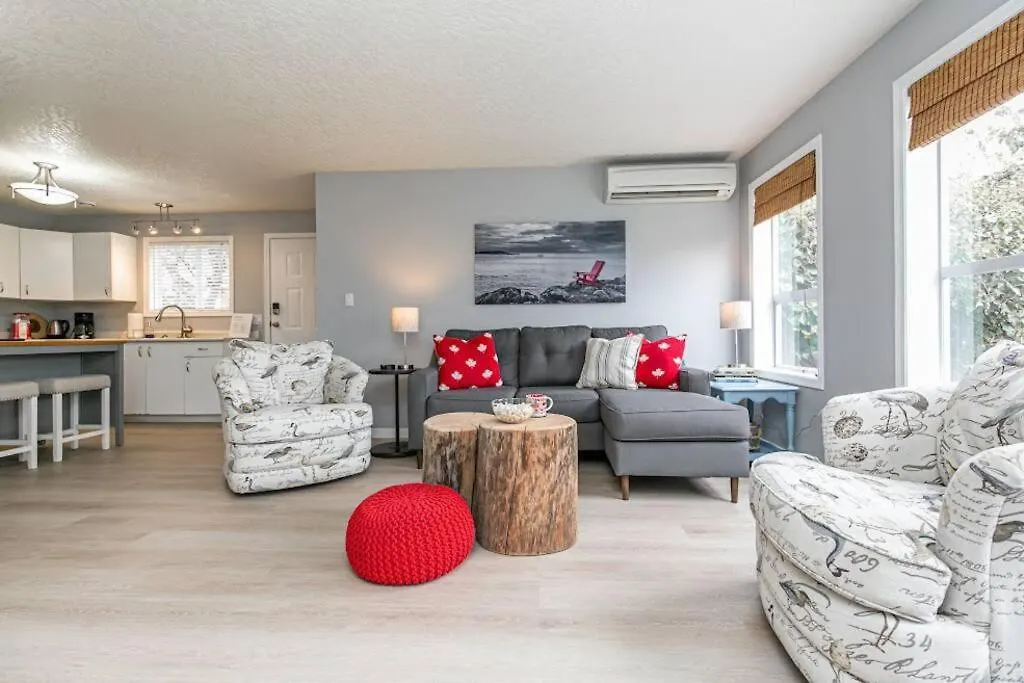 Lovely 2 Bedroom Suite Steps From The Beach Виктория