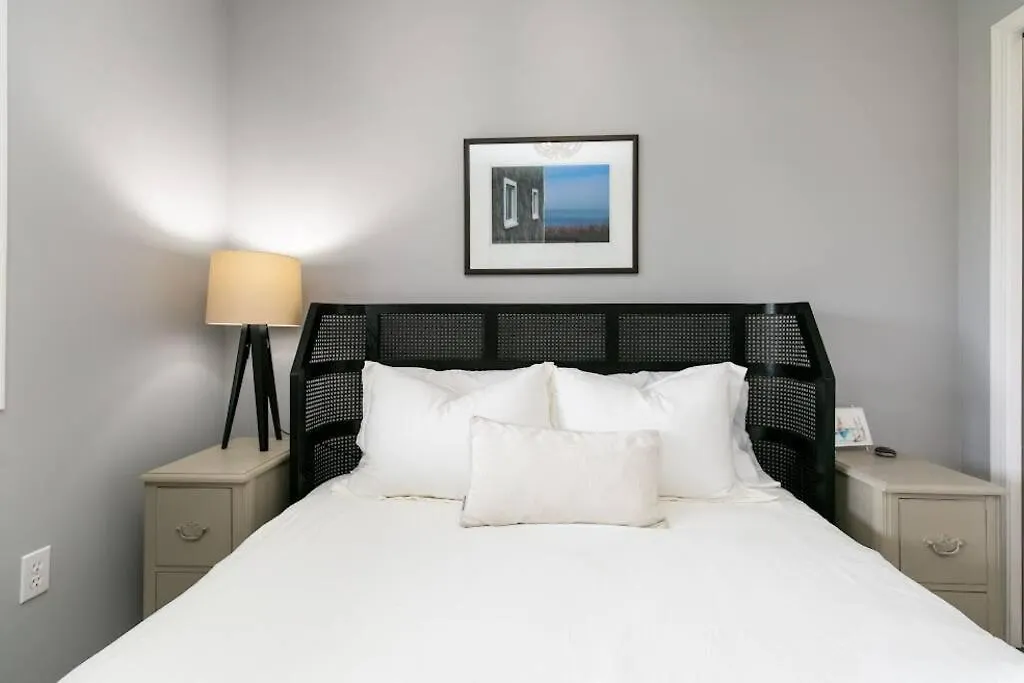 Lovely 2 Bedroom Suite Steps From The Beach Виктория Канада