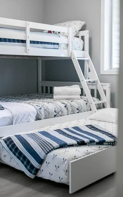 Апартаменты Lovely 2 Bedroom Suite Steps From The Beach Виктория