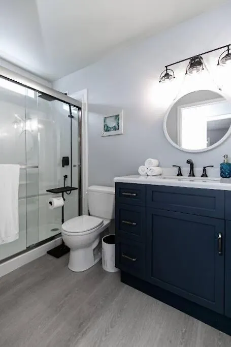 Lovely 2 Bedroom Suite Steps From The Beach Виктория