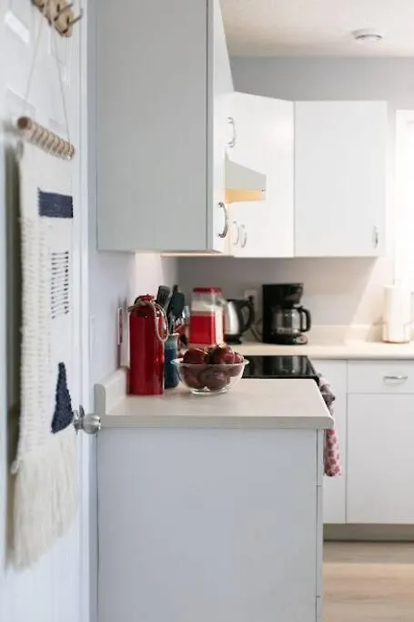 Lovely 2 Bedroom Suite Steps From The Beach Виктория Апартаменты
