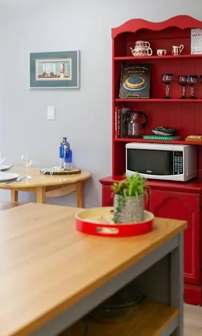 Lovely 2 Bedroom Suite Steps From The Beach Виктория