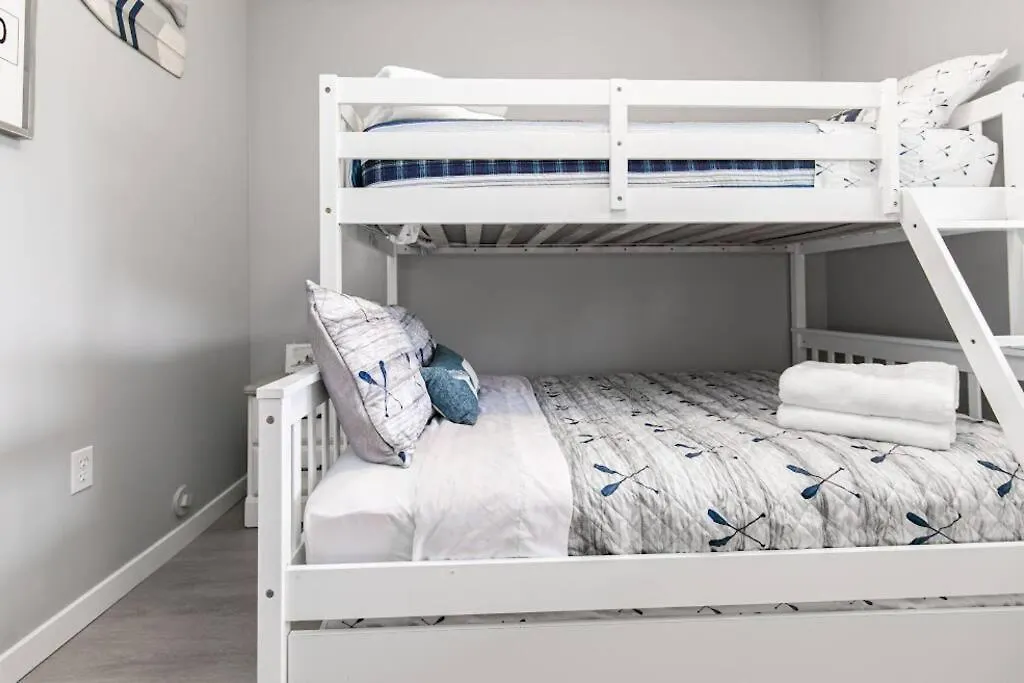 Lovely 2 Bedroom Suite Steps From The Beach Виктория Апартаменты