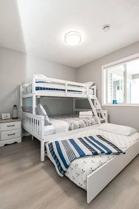 Lovely 2 Bedroom Suite Steps From The Beach Виктория