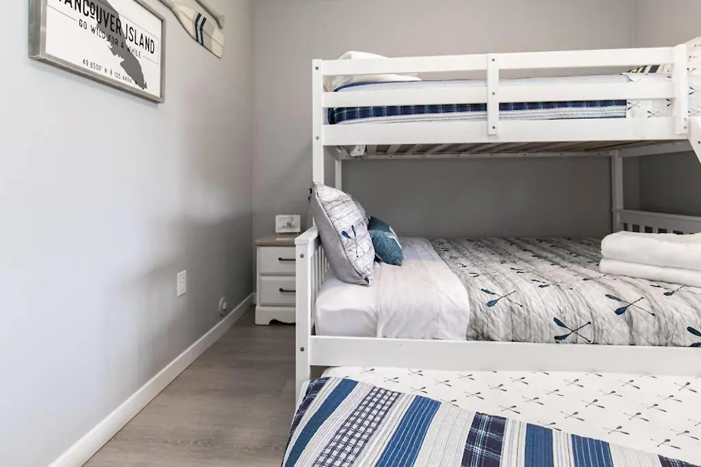 Lovely 2 Bedroom Suite Steps From The Beach Виктория 0*,  Канада