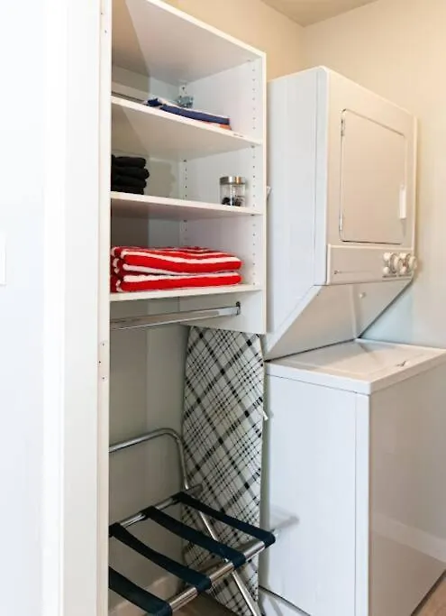Lovely 2 Bedroom Suite Steps From The Beach Виктория