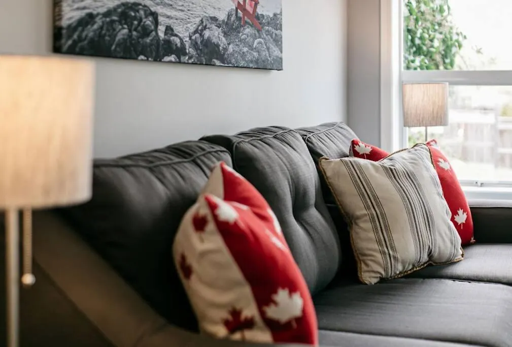 Lovely 2 Bedroom Suite Steps From The Beach Виктория Апартаменты