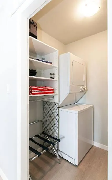 Lovely 2 Bedroom Suite Steps From The Beach Виктория 0*,  Канада