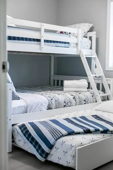 Апартаменты Lovely 2 Bedroom Suite Steps From The Beach Виктория Канада