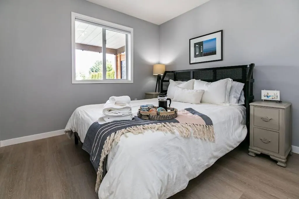 Апартаменты Lovely 2 Bedroom Suite Steps From The Beach Виктория